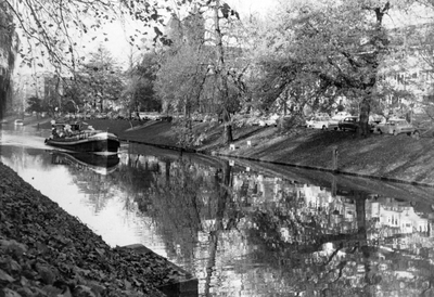 848363 Gezicht op de Stadsbuitengracht ter hoogte van het Willemplantsoen te Utrecht, vanaf de Catharijnesingel. Links ...